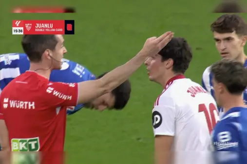 [Red Card] Down to 10 men! Juanlu gets two yellows for stepping on opponent, sent off