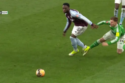 [Highlights] Barnes and Bohard collide and fall, referee deems the former to have dived and shows a yellow card