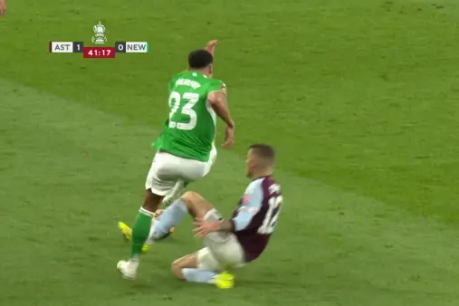 [Highlights] Watch the tackle! Digne shows studs in challenge on Murphy, gets yellow card