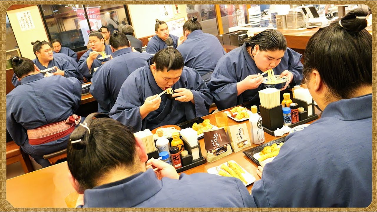 【うどんをすする力士】明太釜玉うどん・焼きたて肉うどん・釜揚げうどん・きつねうどん / 明太子おにぎり・いなり・うどーなつ background