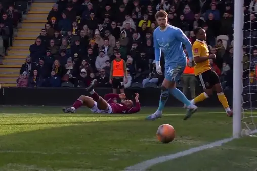 [Highlights] Almost sealed the game! Miles' shot from distance under pressure drifts wide of the far post