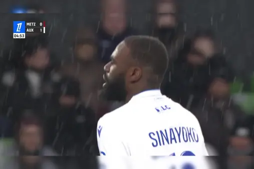 [Goal] Quick strike in the heavy rain! Sinayoko meets the ball at the far post and smashes it home