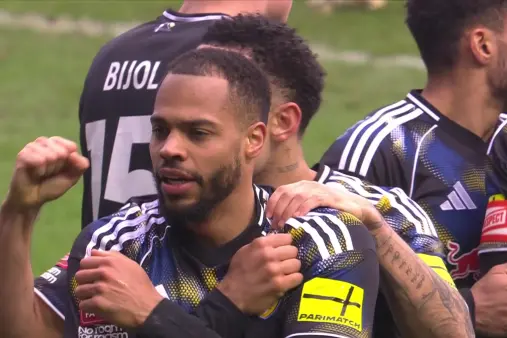 [Goal] Breaks the deadlock!恩梅查 (这里需要确认恩梅查的英文译名，通常为Malen或者Nmecha？根据常见翻译，恩梅查可能是Lukas Nmecha或者Felix Nmecha，所以此处应为Nmecha) curls a shot from the edge of the box into the net