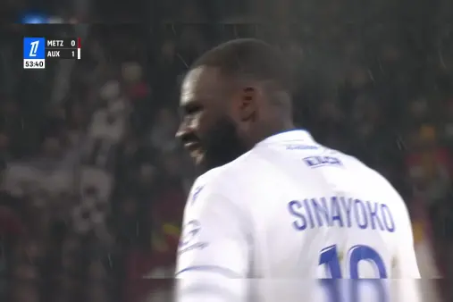 [Highlights] Brave attempt! Sinayoko receives the ball in front of the goal and takes a shot, which is saved