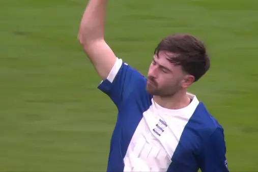 [Goal] Still in doubt? Roberts' powerful shot takes a deflection and finds the net, keeper out of reach