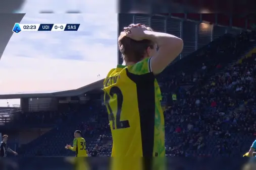 [Highlights] So close! Tostewert's cross-shot sweeps across the goalmouth, teammate fails to finish