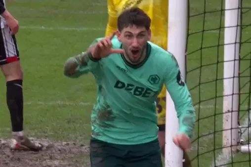 [Goal] Gomes crosses from the byline, Bueno makes a forward run and slots the ball home