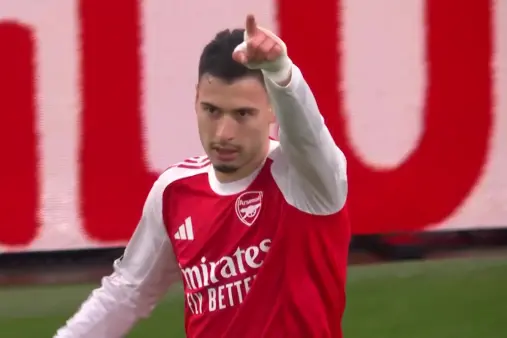 [Goal] One trick works! Eze delivers another through ball, Martinelli slots home