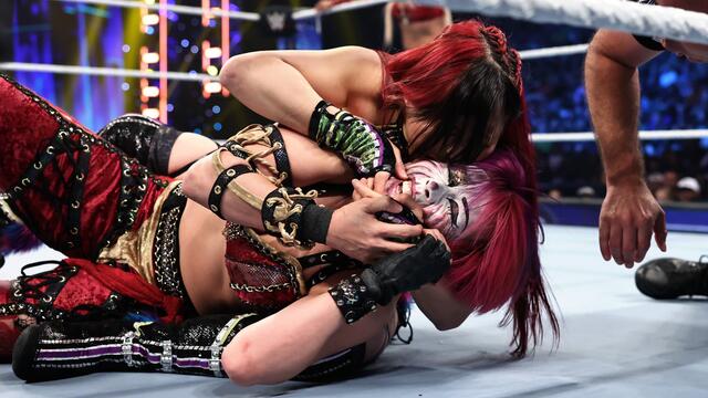 IYO SKY bites Asuka