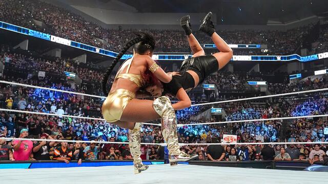 Bianca Belair makes a raucous return: SmackDown highlights, Oct. 20, 2023 backdrop