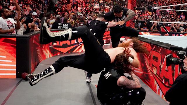 Raw’s most chaotic moments: Raw highlights, Oct. 30, 2023 background
