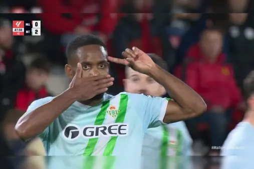 [Goal] Antony's through ball, Bakambu beats two defenders and slots into the far corner