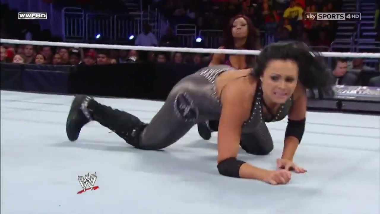 WWE Superstars: 11/1/2013 Naomi vs Aksana