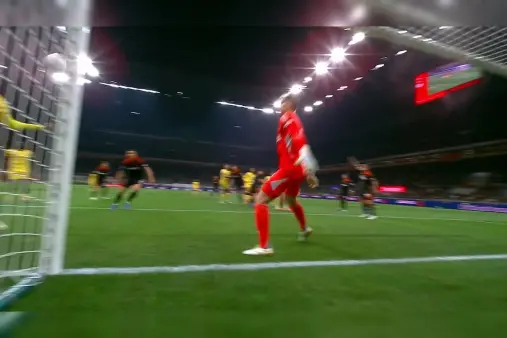 [Highlights] Header and volley! Leao lurks at the far post, unfortunate header hits the crossbar