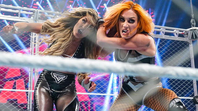LUCHA COMPLETA: Becky Lynch vs. Trish Stratus: WWE Payback 2023 backdrop