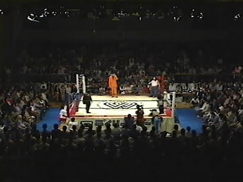 全日本女子プロレス 大ブタ厚 vs ゴキブリ男 background