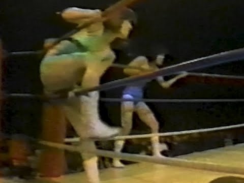 全日本女子プロレス マキ上田、トミー青山、ルーシー加山 vs マミ熊野、マリーナ・フィゲロア、チャリト・シルバ 1979年1月 福岡市九電記念体育館 background