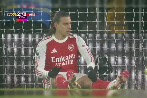 [Goal] Home crowd goes wild! Raya's error leads to Edozie causing Calafiori's own goal