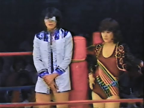 全日本女子プロレス ジャッキー佐藤、ルーシー加山 vs 池下ユミ、モンスター•リッパー 1979年 東大阪市私立中央体育館 background