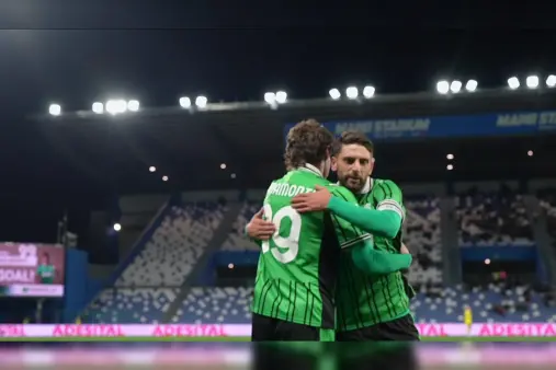 [Goal] Lauriente's left-wing cross, Pinamonti calmly slots home to open the scoring