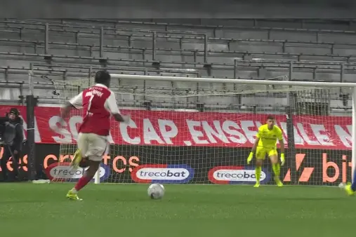 [Highlights] Sustained attack! Ebbinghaus cuts inside and curls a shot to the far corner, saved