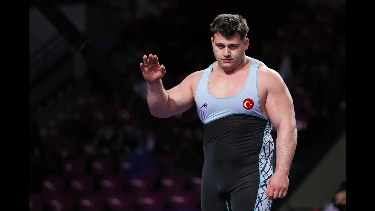 Rıza Kayaalp, Rus Güreşçiyi Tek Kolla Mindere Gömdü