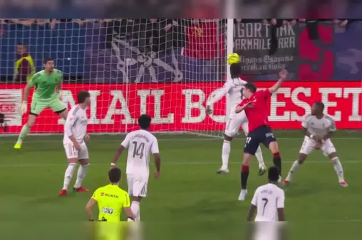 [Highlights] Tense moment! Budimir meets cross with header to far post, hits woodwork and bounces out