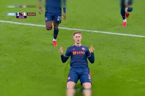 [Goal] Sudden strike! Lewis Hall receives the ball outside the box and scores with a deflected long-range shot