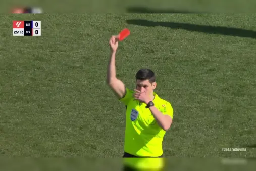 [Red Card] Reckless challenge! Dacunham steps on Suazo's calf, referee shows red card decisively