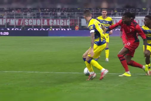 [Highlights] Leao fouled but no call from referee, then pushes opponent and gets yellow card