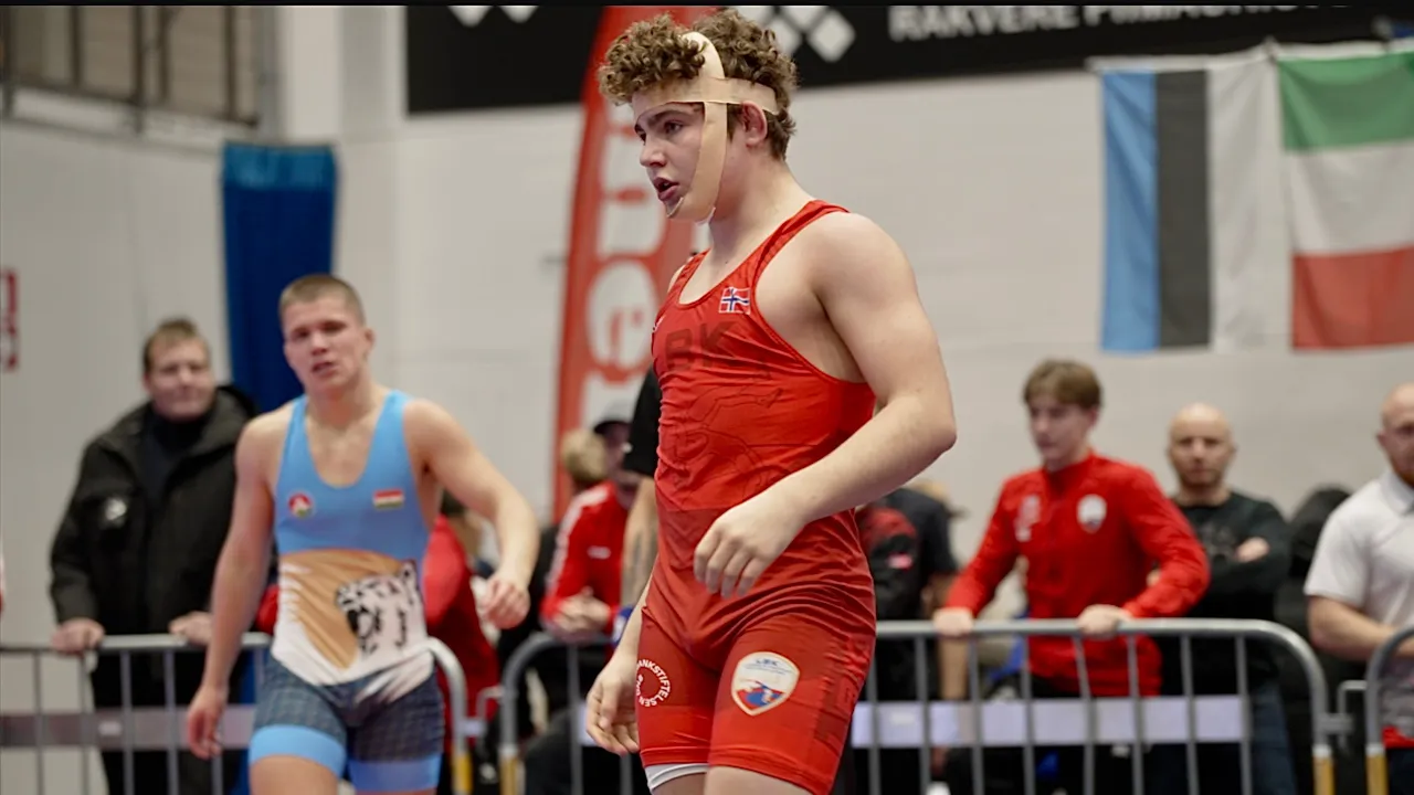 U17 Andreas Fjeldstad (NOR) vs Bekeny Viragh (HUN) 71kg. Greco-roman boys youth wrestling. B-cam-man