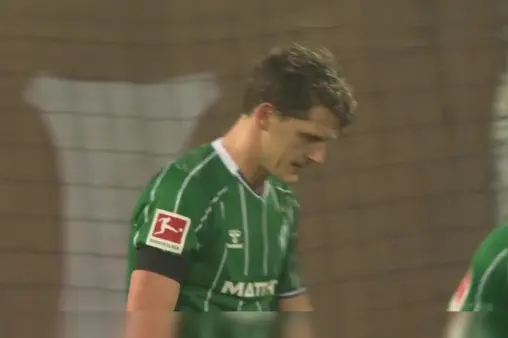 [Highlights] Bremen launch attack from free kick, Stindl's follow-up shot goes wide