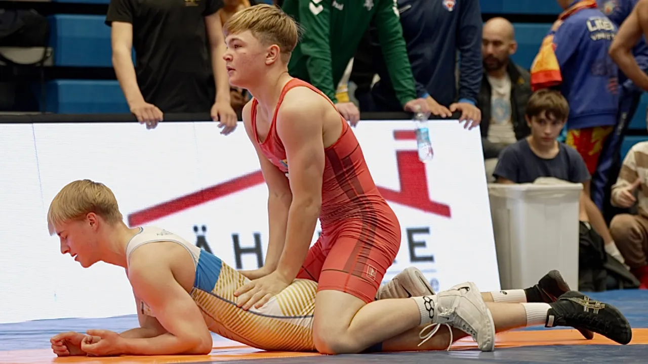 U17 Vlad Danila (MLD) vs Ronaldas Pogozeiskis (LTU) 60kg. Greco-roman boys wrestling. B-cam-man