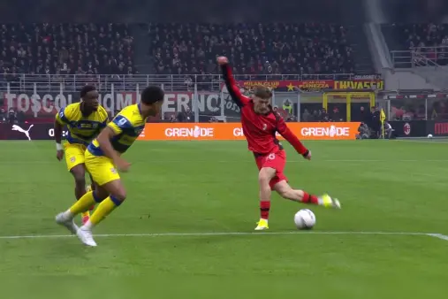 [Highlights] Saelemaekers' scorpion kick cross, but the attack is cleared by the opponent