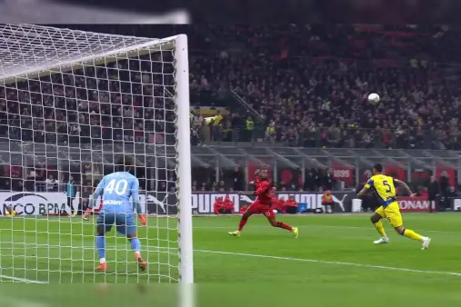 [Highlights] Leao receives pass and strikes from tight angle, ball hits post to miss chance