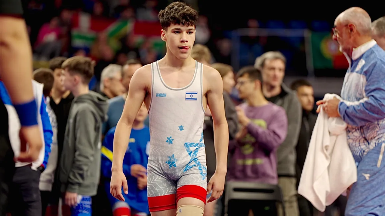 U15 Ron Brilman (ISR) vs Samuel Srnensky (CZE) 48kg. Freestyle boys youth wrestling tournament.