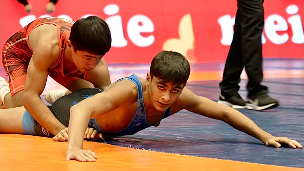 U15 Bunyod Hasanov (UZB) vs Huseyn Mustafazadeh (AZE) 52kg. Greco-r boys youth wrestling. B-cam-m
