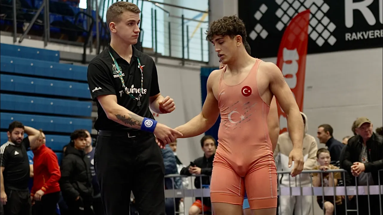 U17 Ali Sadi Özpinar (TUR) vs Sargis Martirosyan (ARM) 80kg. Greco-roman boys wrestling. B-cam-man