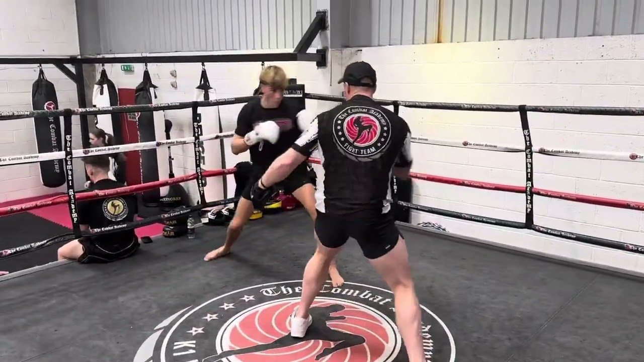 Sonny Greaves | Kickboxing Pad Work | The Combat Academy |