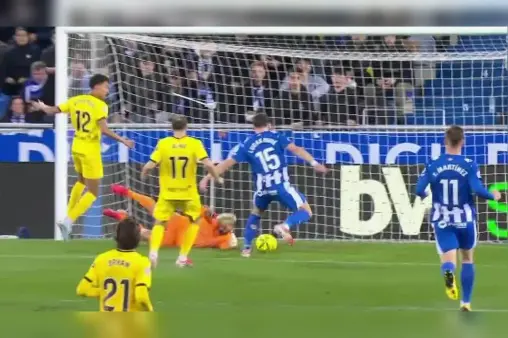 [Goal] Early blitz! Enrique's brilliant cross from the wing, Boye follows up to score