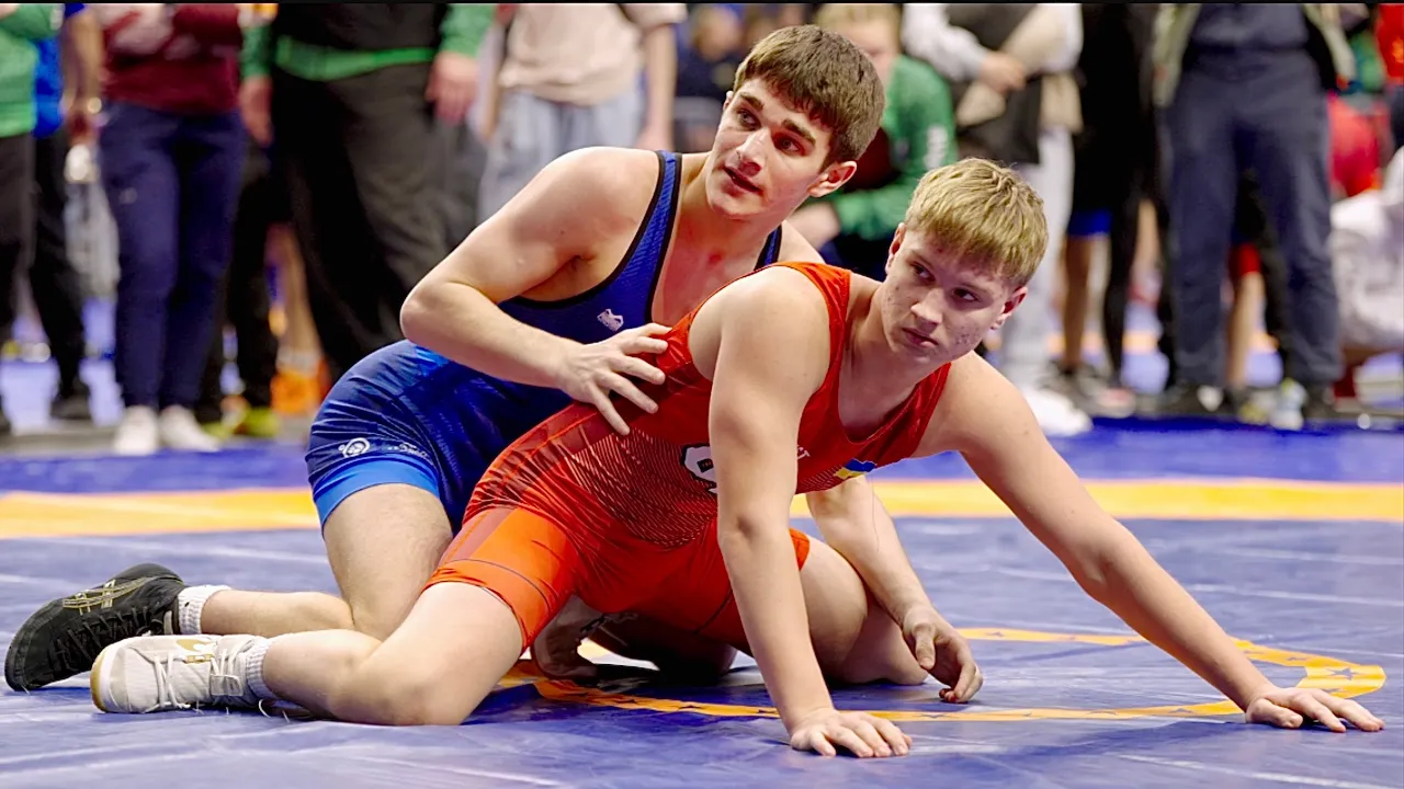 U17 Stanislav Markovec (UKR) vs Rashid Betergaev (AUT) 65kg. Freestyle boys youth wrestling. B-cam-m background