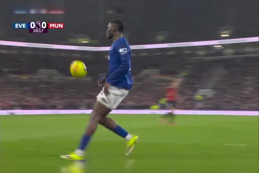 [Highlights] A pure trap! Yoro retreats to receive a long pass, Barry positions early to block