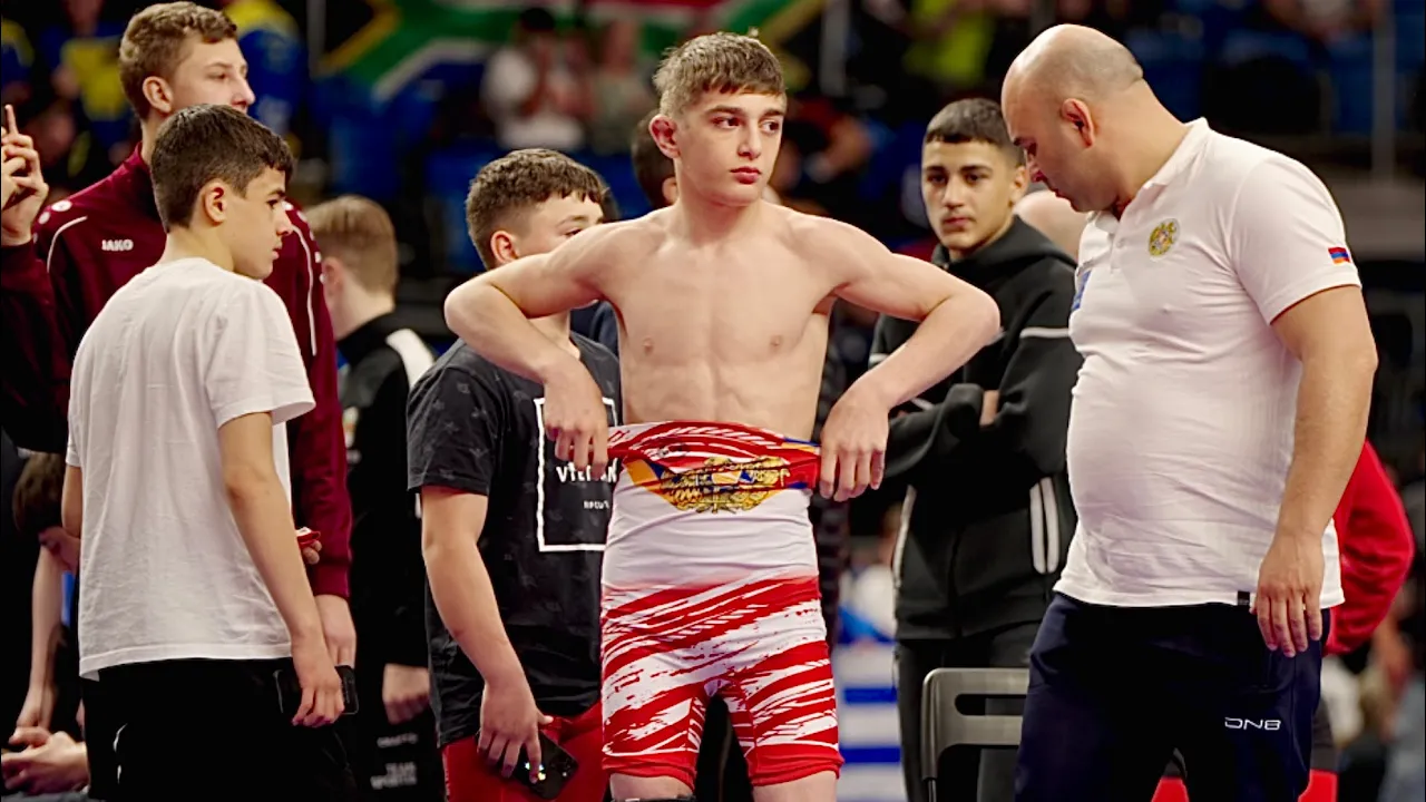 U15 Ararat Xemchyan (ARM) vs Stanislaw Zoltowski (DEN) 52kg. Greco-roman boys youth wrestling.
