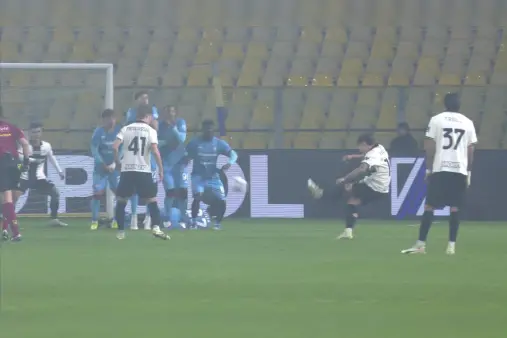 [Highlights] Bernabé's free kick heads for the top corner, goalkeeper makes a diving save
