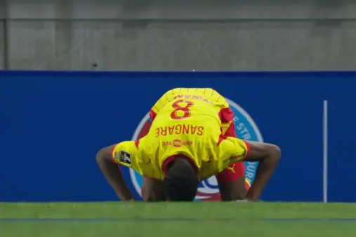 [Goal] A thunderous strike! Mamadou Sangare's long-range rocket from the edge of the box levels the score