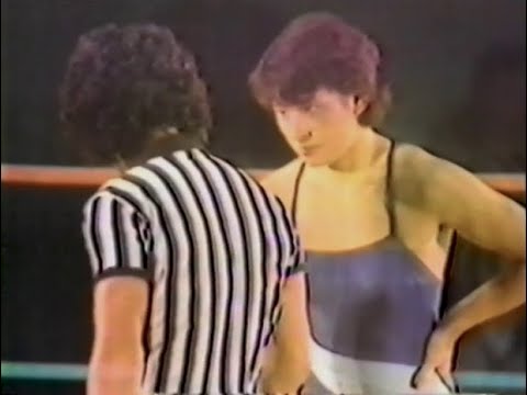 全日本女子プロレス ジャッキー佐藤 vs ナンシー久美 WWWA世界シングル王座決定戦 1980年12月16日 大田区体育館 background