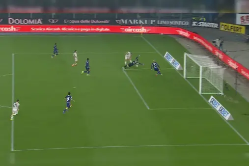 [Highlights] Hojlund dribbles past the goalkeeper and takes a narrow-angle shot, saved by a defender