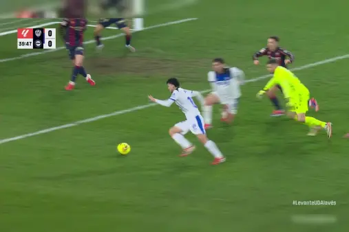 [Highlights] Mathew Ryan outnumbered, two defenders make a crucial block to clear the danger