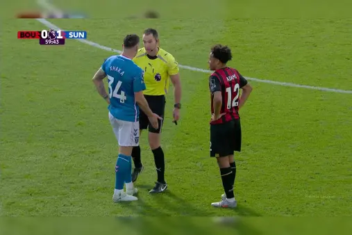 [Highlights] A narrow escape! Adams steps on Xhaka's ankle, referee sticks with yellow card after review