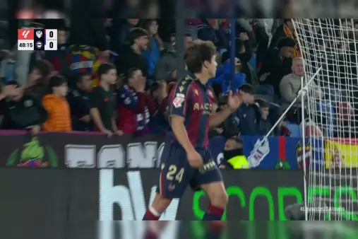 [Highlights] Carlos Alvarez makes a diagonal run into the six-yard box and hits the post with a shot